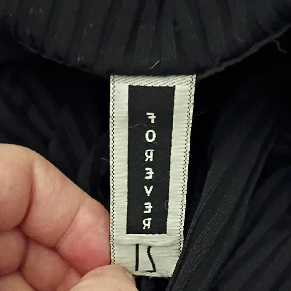 🎁FREE GIFT INCLUDED🎁Forever 21 Elegant Black Short Sleeve Tee - Picture 9 of 11